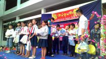 trao quà tết cho các em có hoàn cảnh khó khăn vui tết và nhà tài trợ trao phiếu ăn tại Đá bào Sing