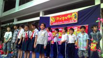 trao quà tết cho các em có hoàn cảnh khó khăn vui tết và nhà tài trợ trao phiếu ăn tại Đá bào Sing