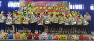 Hơn 50 em hoàn cảnh khó khăn nhận quà tết Kỷ Hợi 2019