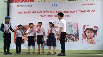 Trao tặng nón bảo hiểm cho học sinh lớp 1 năm học 2024-2025