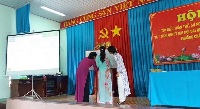 cac thi sinh dang ghi vao bang cau tra loi